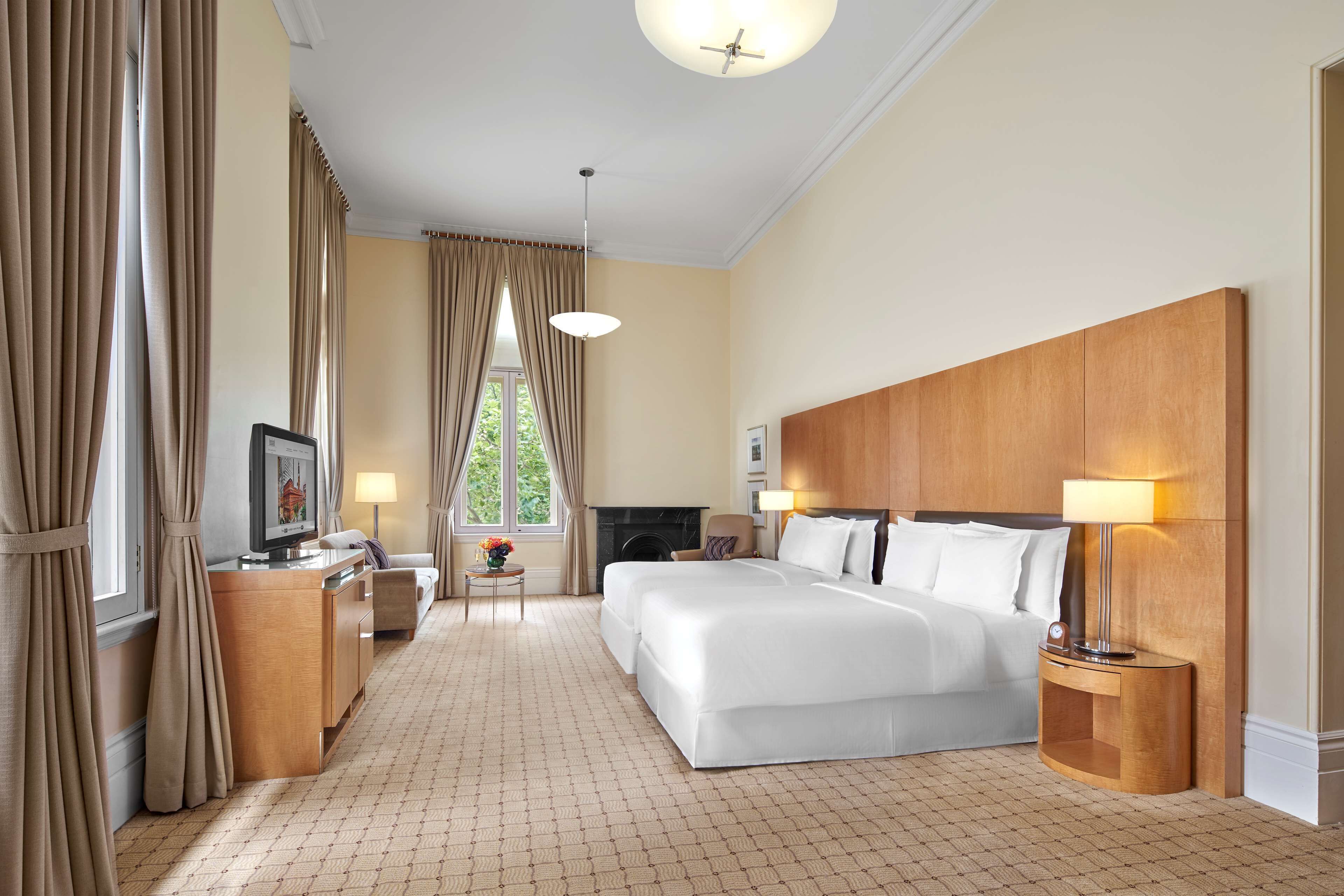 Heritage Deluxe Twin Room | Minibar, in-room safe, desk, laptop workspace