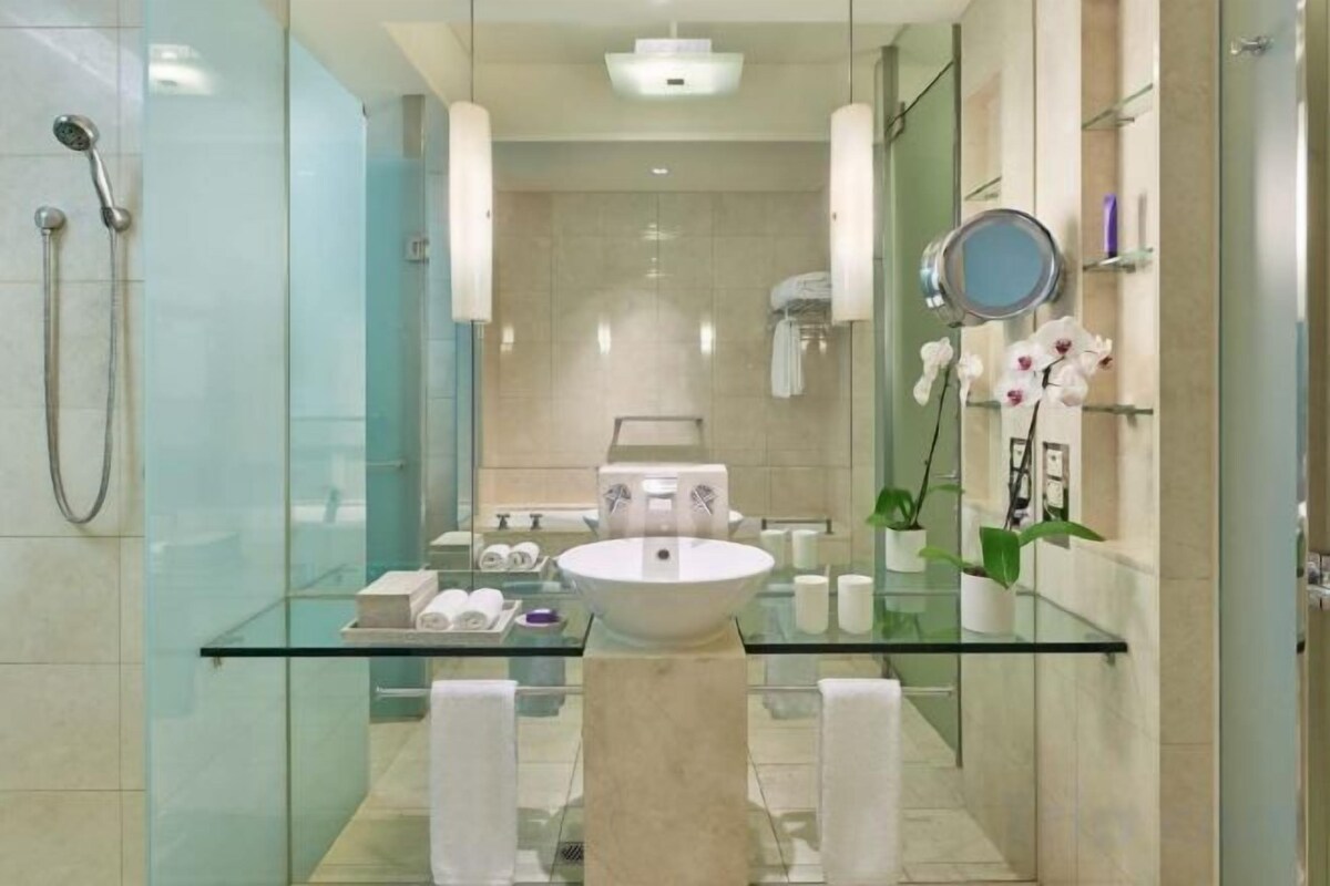 Separate tub and shower, deep soaking tub, free toiletries, hair dryer