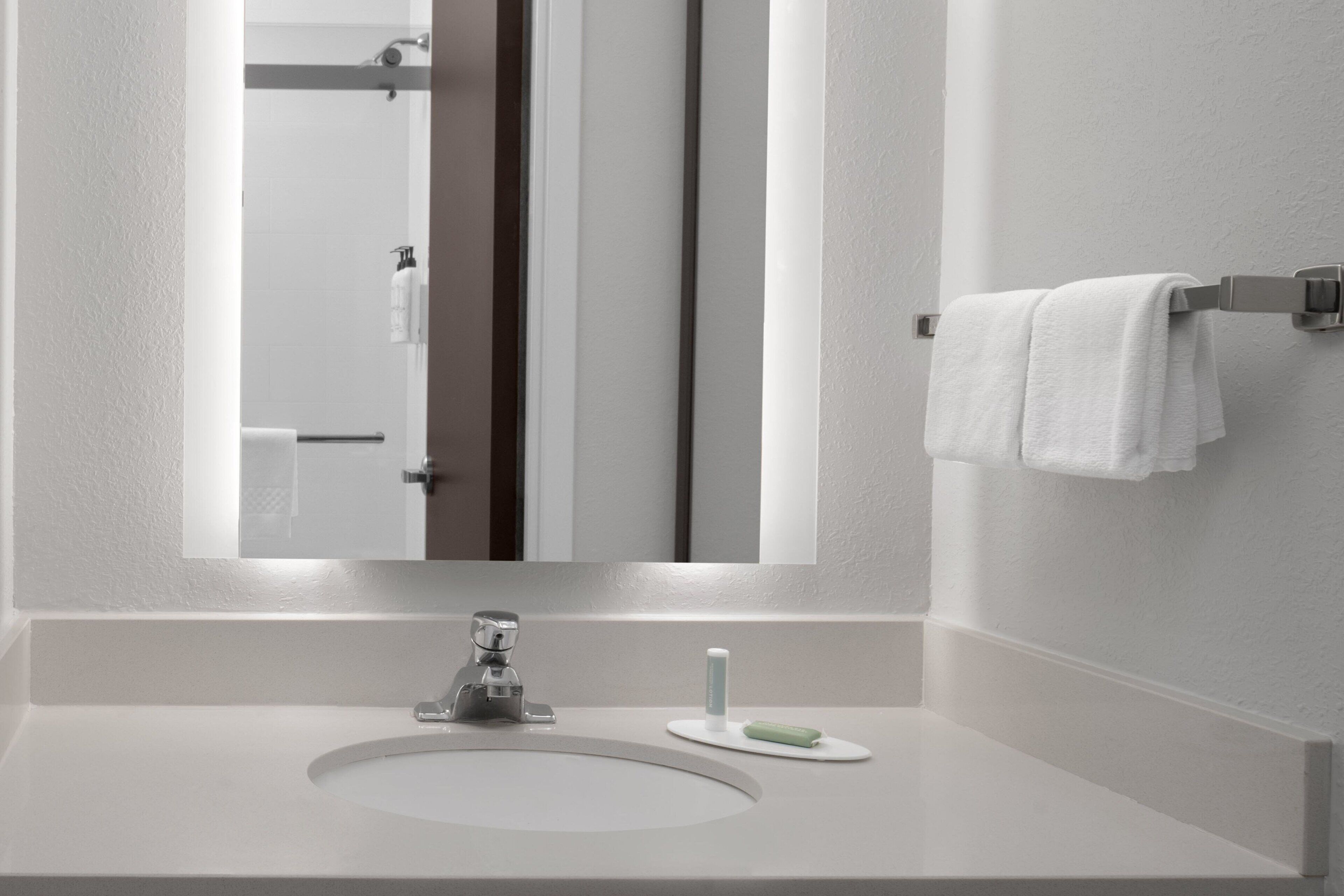 combined shower/bathtub, free toiletries, hair dryer, towels