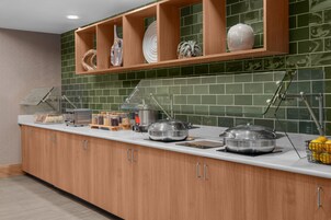 Café da manhã com buffet grátis todos os dias