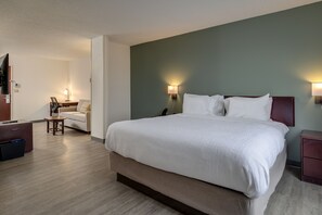 特色家居、办公桌、笔记本电脑工作区、遮光窗帘