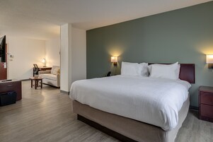 Muebles diferentes, escritorio y espacio para trabajar con laptop 