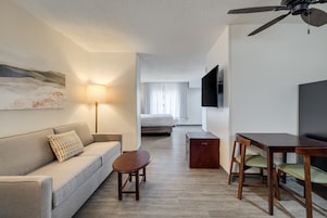 Muebles diferentes, escritorio y espacio para trabajar con laptop 