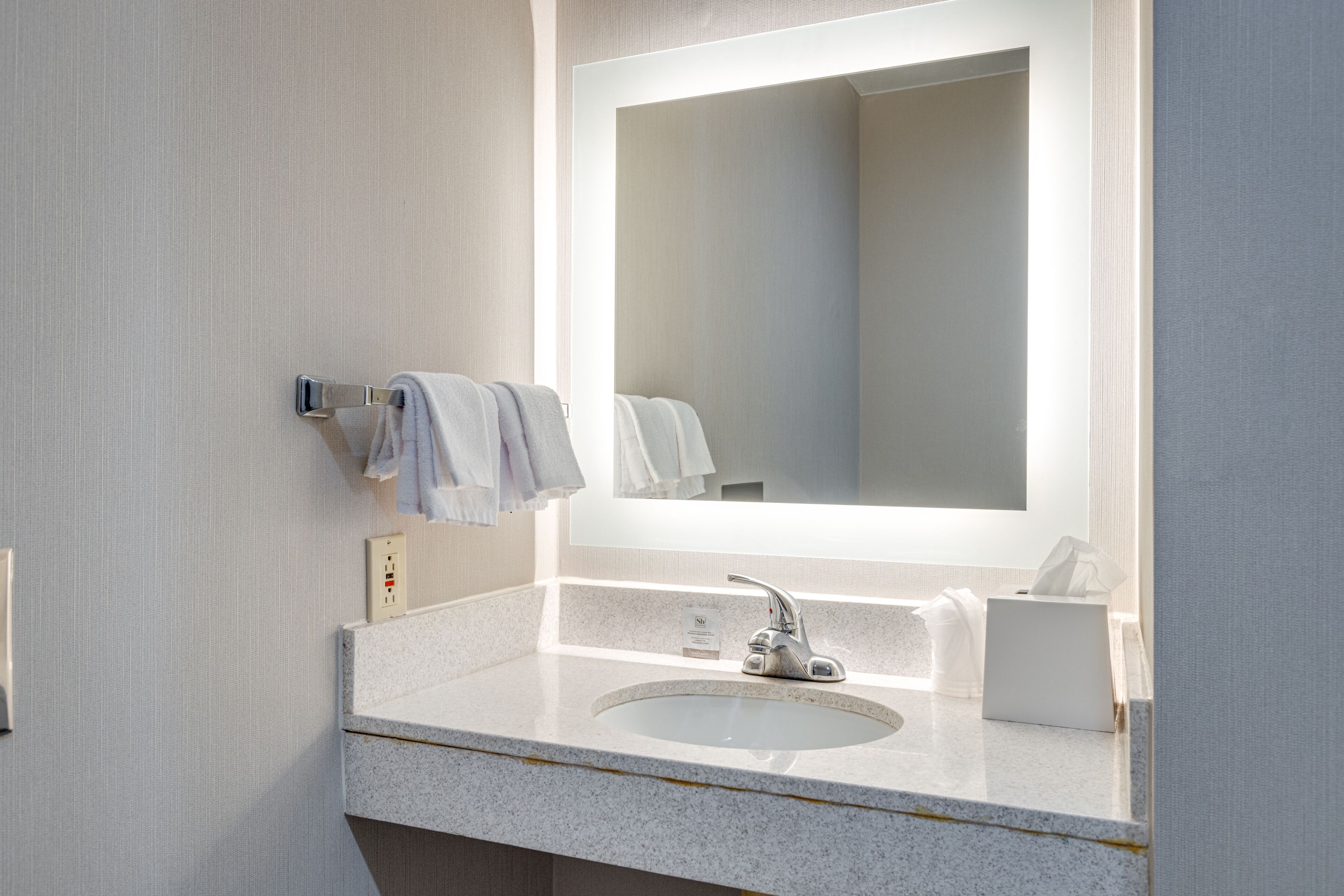 deluxe single room, accessible | bathroom | free toiletries, hair dryer, towels