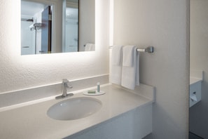Combined shower/bathtub, free toiletries, hair dryer, towels
