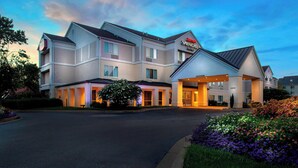 A Marriott SpringHill Suites hotel with a modern design, multiple floors, and a well-lit entrance. - Springhill Suites Memphis East / Galleria (Memphis)
