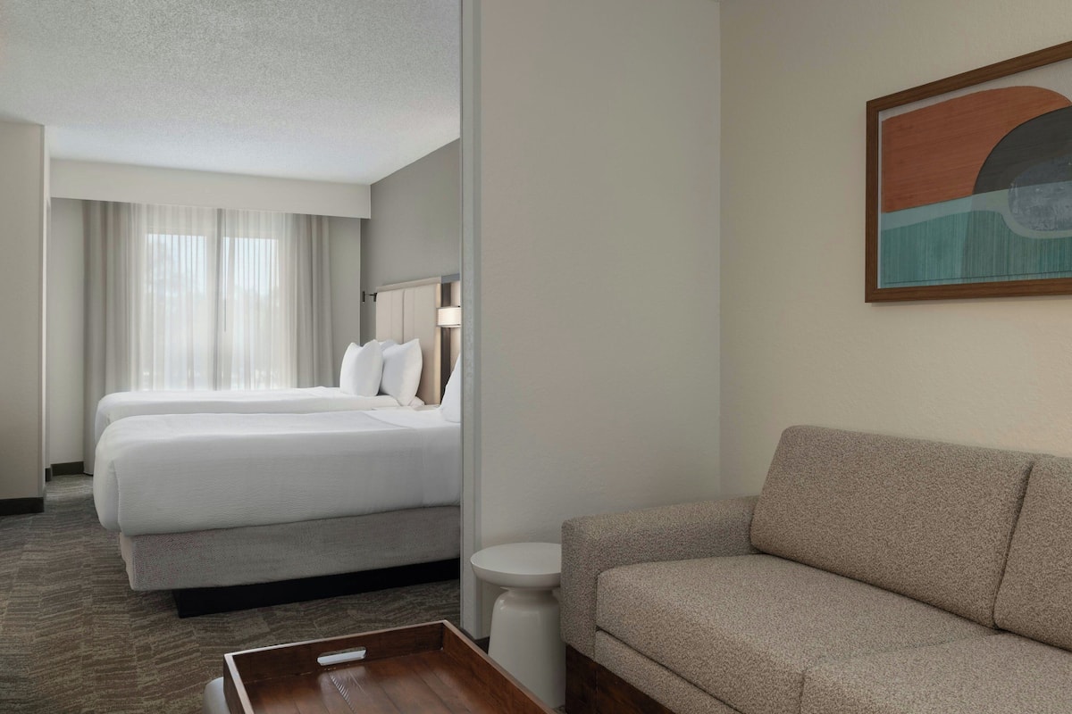 Suite, varias camas, notificación para personas con discapacidad auditiva | Ropa de cama de alta calidad y caja de seguridad en la habitación