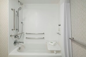 Amenidades de baño gratuitas, secadora de cabello, toallas