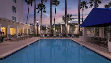 Utendørsbasseng, bassengparasoller og solsenger