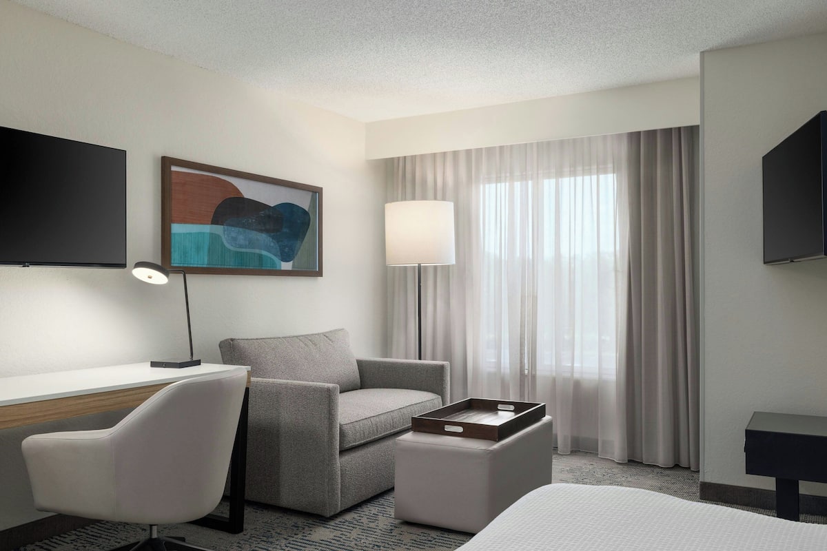 Premium bedding, in-room safe, desk, laptop workspace