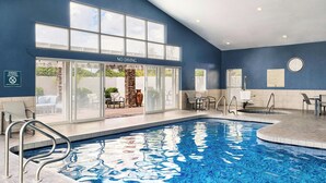 Ein Innenpool mit großen Glaswänden, einem Schild mit der Aufschrift 'No Diving' und einer Uhr an der Wand.