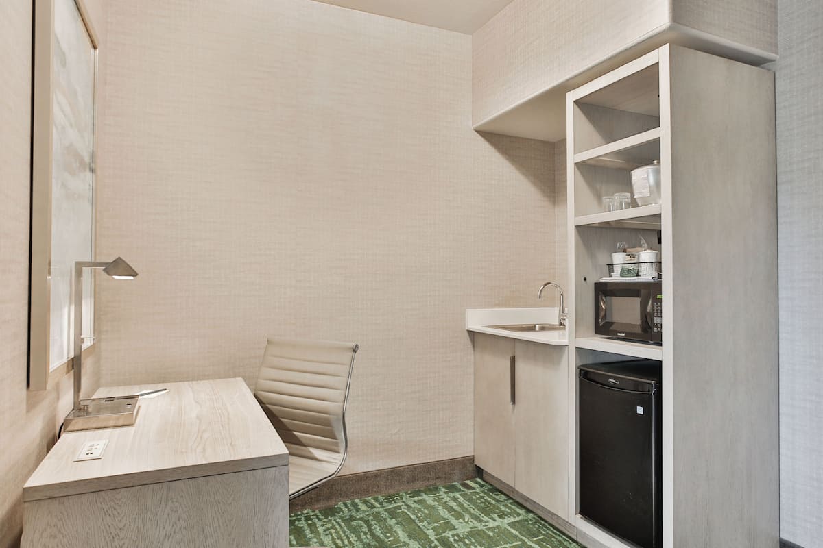 Refrigerador, microondas y cafetera y tetera