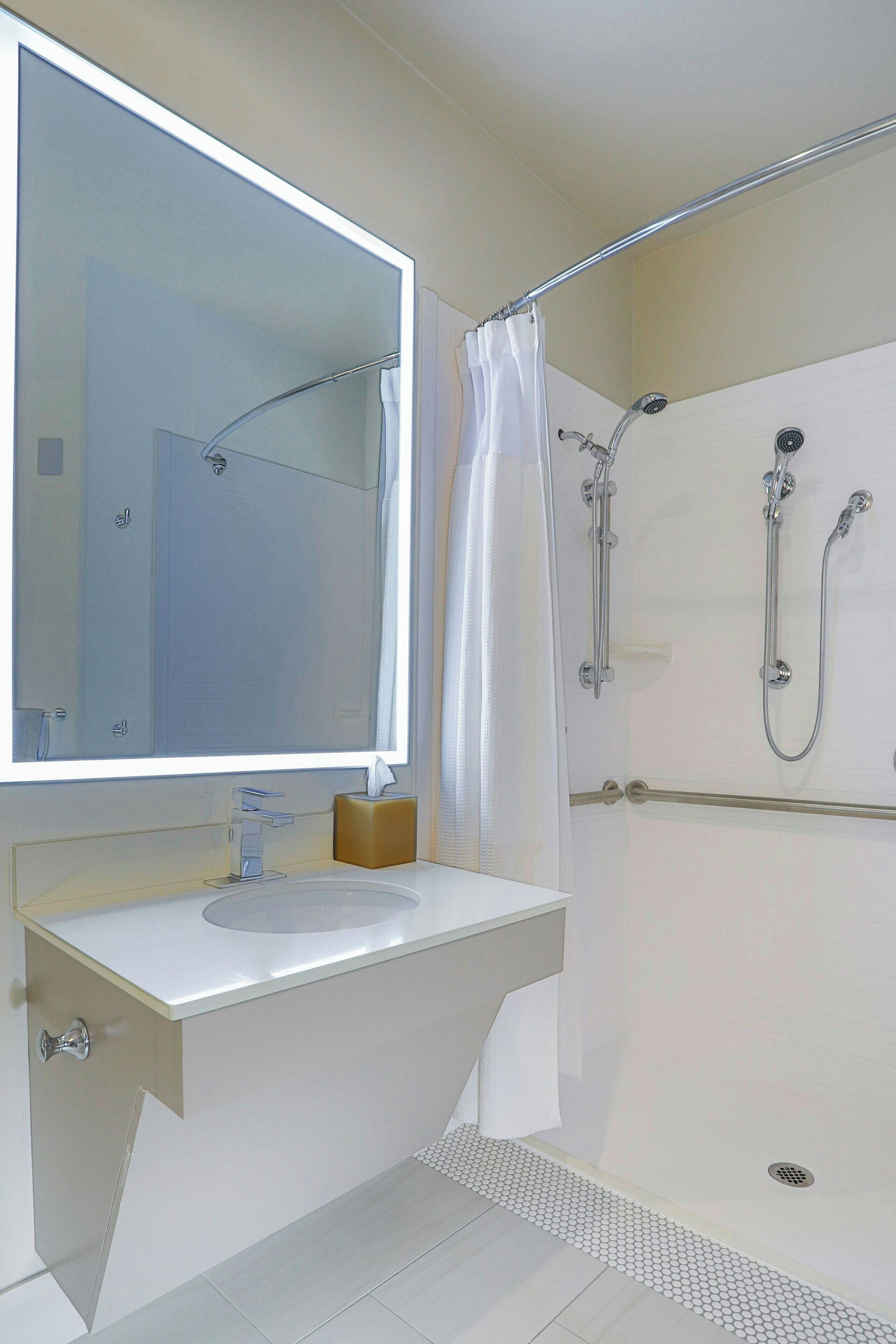 combined shower/bathtub, free toiletries, hair dryer, towels