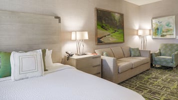 Escritorio, cortinas blackout y tabla de planchar con plancha