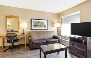 Deluxe Studio, 1 King Bed with Sofa bed, Non Smoking | Desk, iron/ironing board, free WiFi