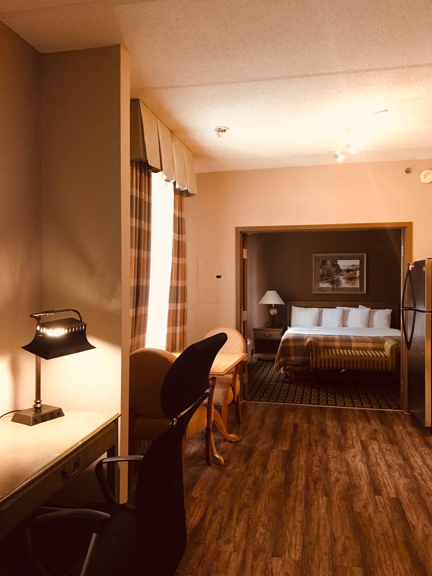 Escritorio, tabla de planchar con plancha, wifi gratis y ropa de cama 