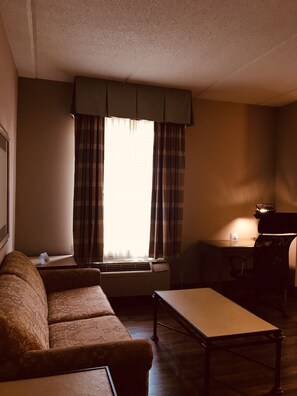 Suite, 1 dormitori, no fumadors (1 King Bed) | Escriptori, planxa i posts de planxar, wifi gratuïta i roba de llit 