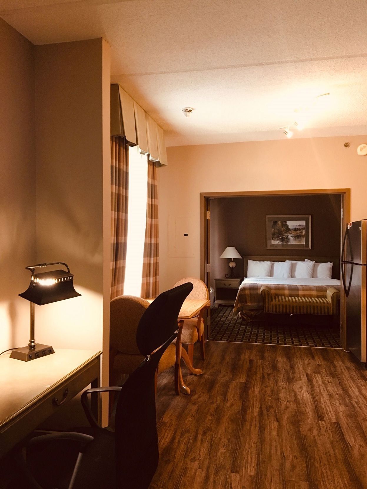 Een bureau, een strijkplank/strijkijzer, gratis wifi, beddengoed