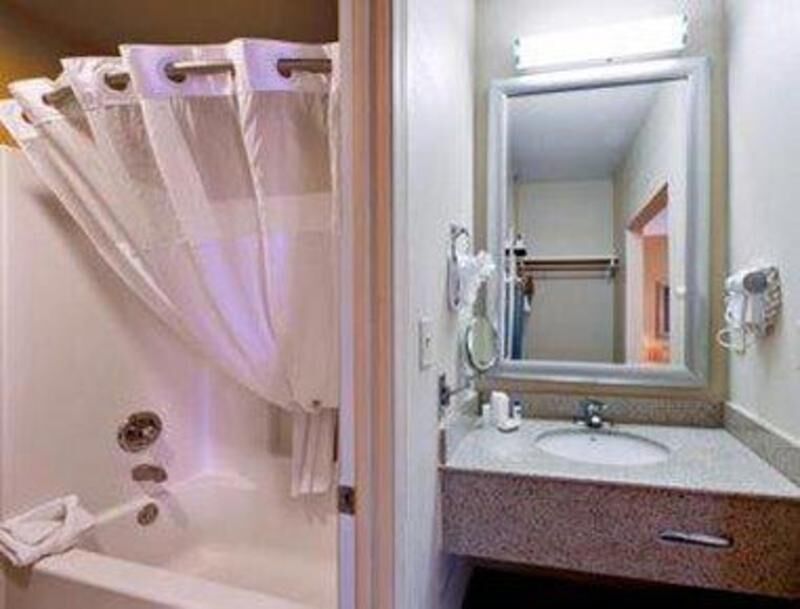 Badkamer | Gratis toiletartikelen, een haardroger, handdoeken