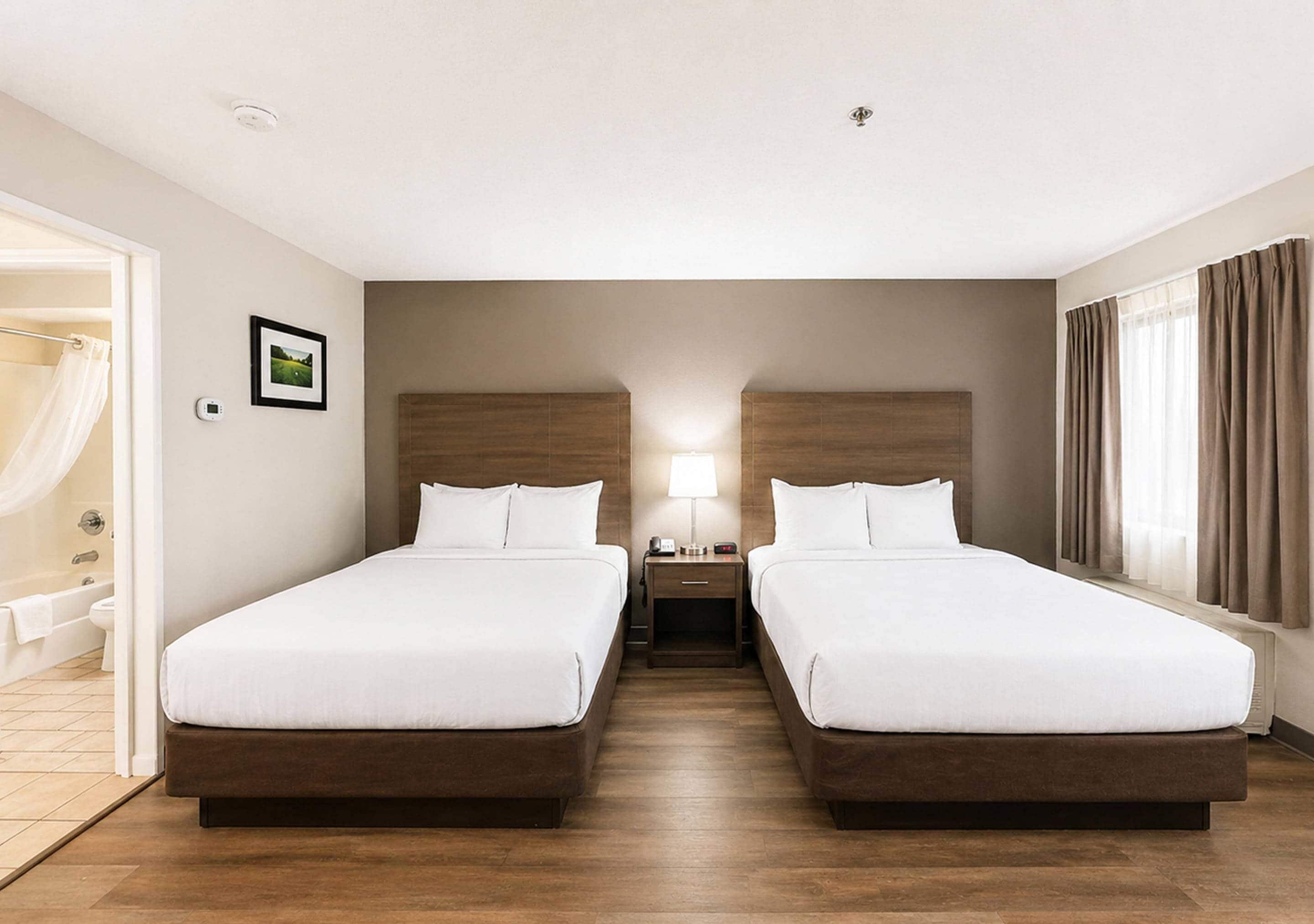 Kamer, 2 queensize bedden, roken (Efficiency) | Een kluis op de kamer, een bureau, een strijkplank/strijkijzer