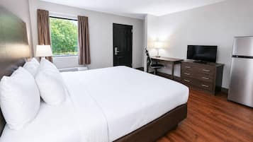 Room, 1 King Bed, Accessible, Non Smoking (Roll-In Shower) | In-room safe, desk, iron/ironing board, free cribs/infant beds