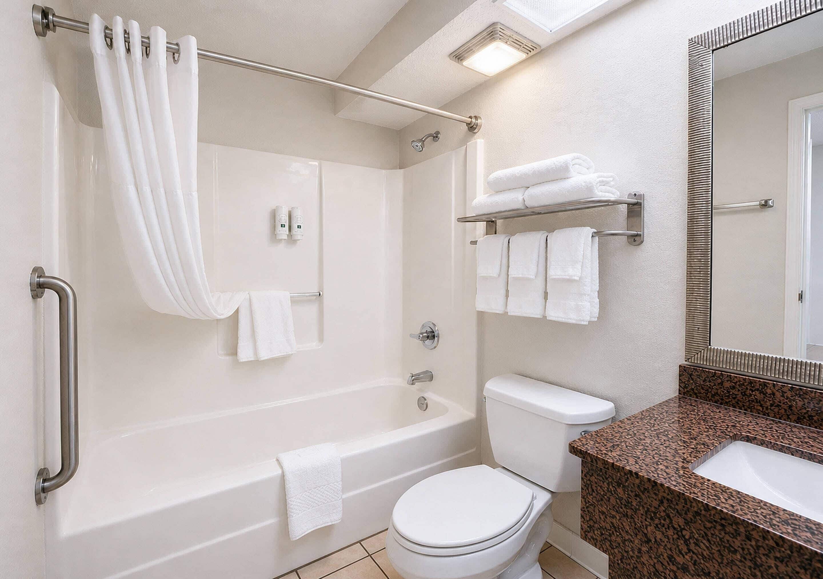 1 King Bed, Suite, Nonsmoking, Upgrade | Safe på rommet, skrivebord, strykejern/-brett og barnesenger (inkludert)