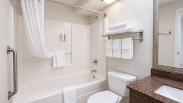 1 King Bed, Suite, Nonsmoking, Upgrade | Safe på rommet, skrivebord, strykejern/-brett og barnesenger (inkludert)