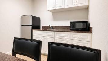Room, 1 King Bed, Non Smoking (Efficiency) | In-room safe, desk, iron/ironing board, free cots/infant beds
