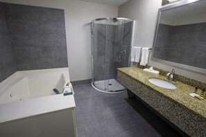 Suite, 1 très grand lit, non-fumeur, bain à remous (Presidential) | Salle de bain