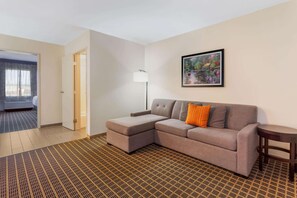 Premium bedding, desk, iron/ironing board, free WiFi - La Quinta Inn & Suites by Wyndham Rockford (Rockford)
