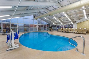 Una piscina cubierta