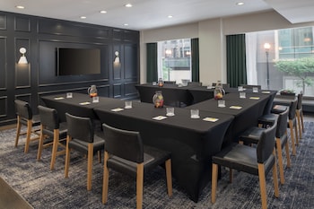 Meeting space at Staypineapple, An Iconic Hotel, The Loop