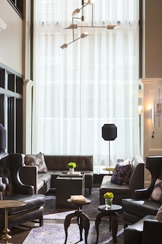 Sitting area in hotel lobby at Staypineapple, An Iconic Hotel, The Loop
