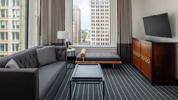 En 50-tommers LCD-TV med kabel-kanaler samt iPod-dokkingstasjon