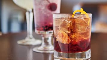 Deux verres de boissons glacées sur une table, avec un arrière-plan flou.