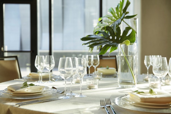 Melayani sarapan, makan siang, dan makan malam