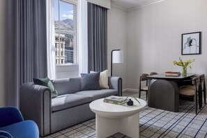 Suite, 1 Tempat Tidur King (Majestic) | Seprai Frette Italia, seprai premium, dan selimut bulu angsa