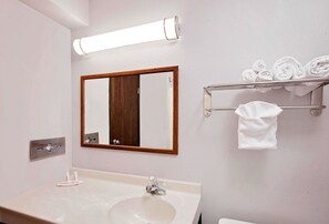 Duschwanne, kostenlose Toilettenartikel, Haartrockner, Handtücher