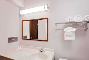 Combined shower/tub, free toiletries, hair dryer, towels