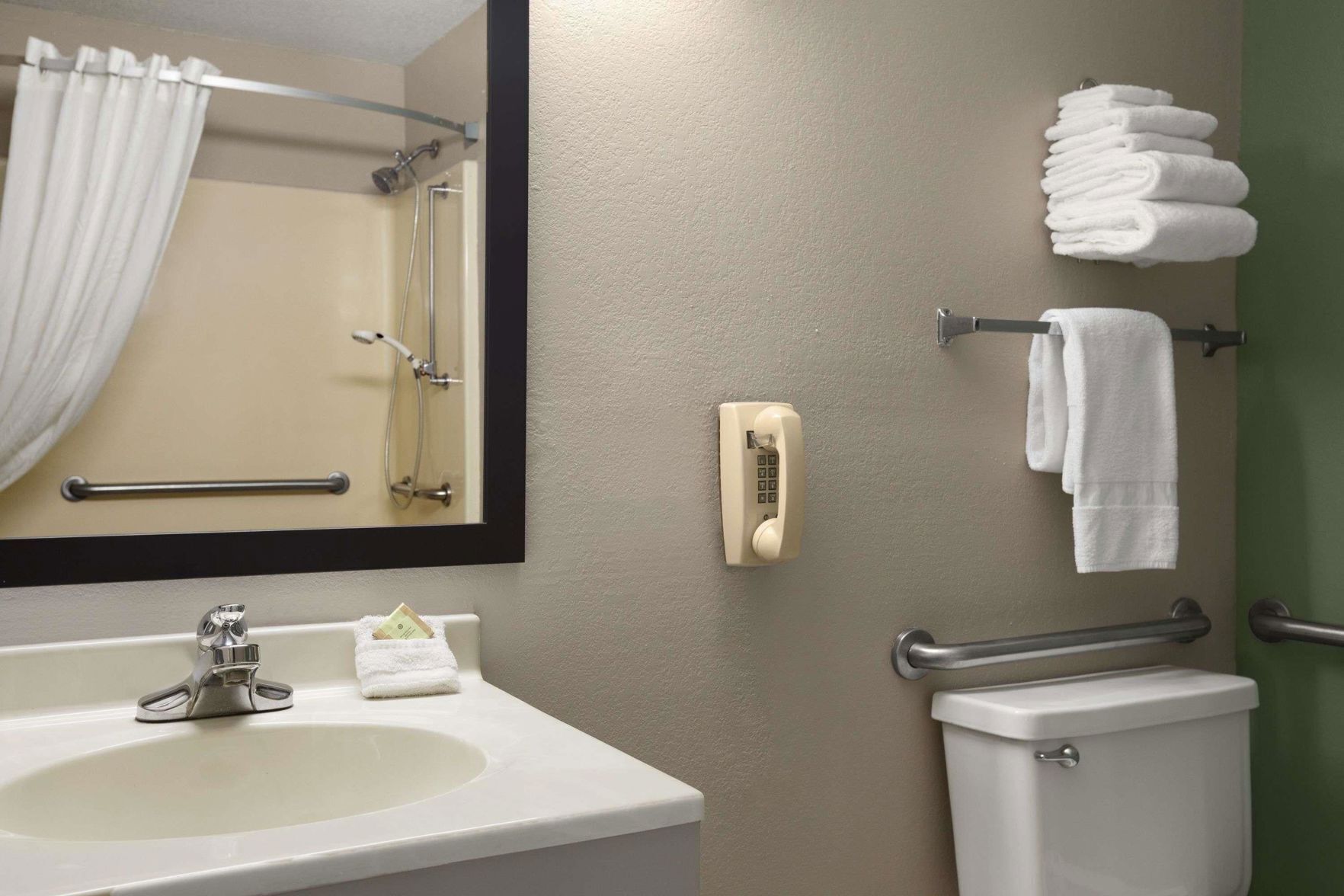 Bathroom | Combined shower/tub, hair dryer, towels