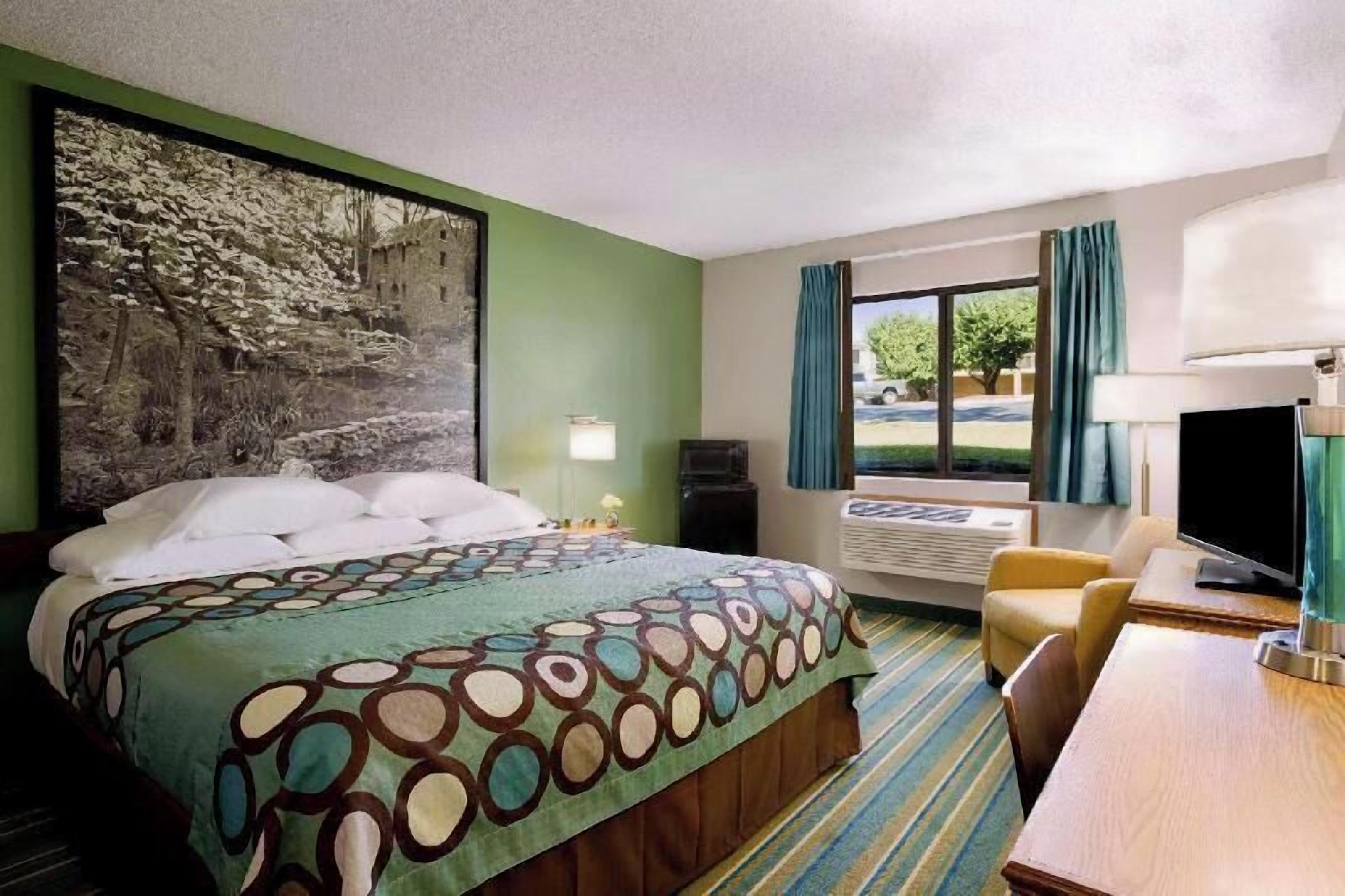 In-room safe, free WiFi, bed sheets