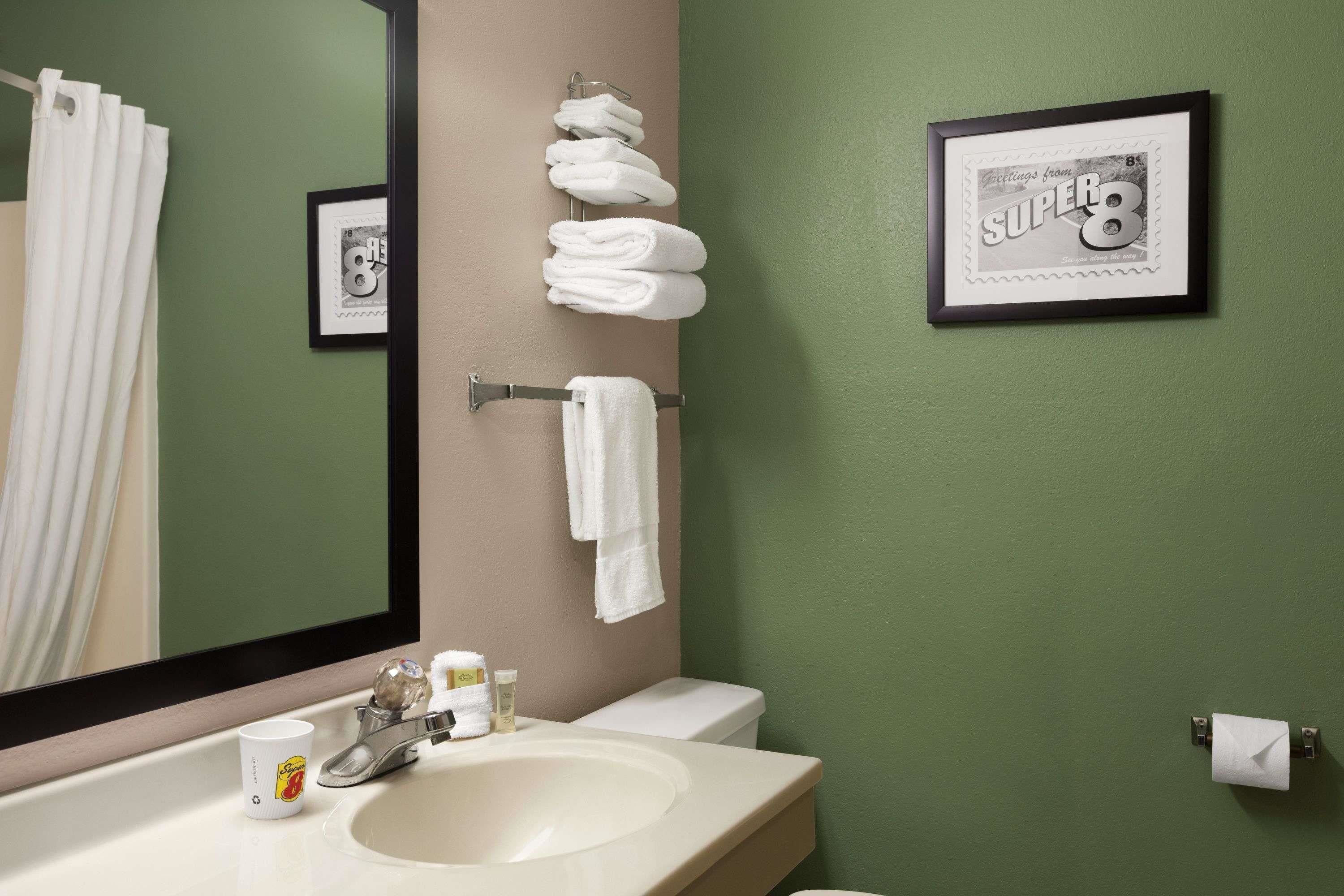 Combined shower/tub, hair dryer, towels