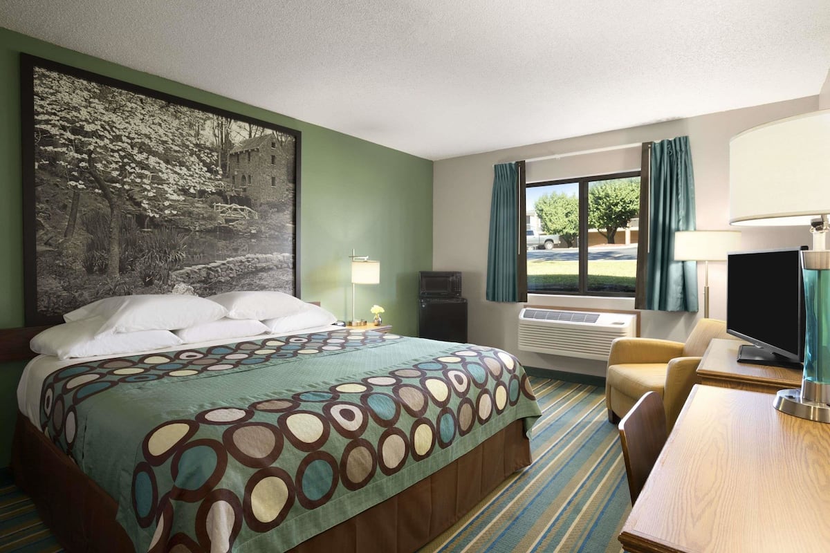 In-room safe, free WiFi, bed sheets