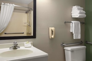 Combined shower/bathtub, hair dryer, towels