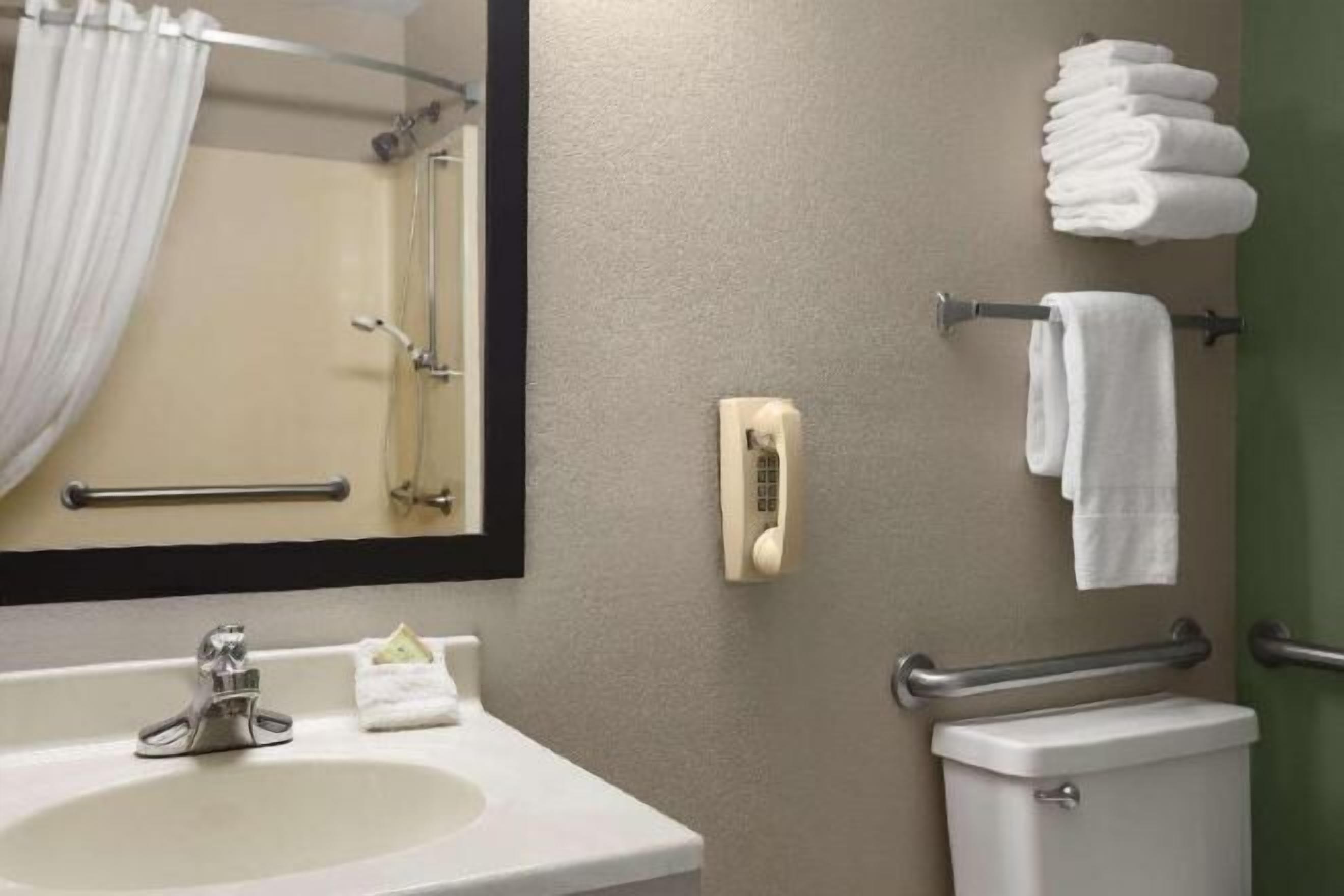 Phòng tắm | Vòi sen/bồn tắm kết hợp, máy sấy tóc, khăn tắm 