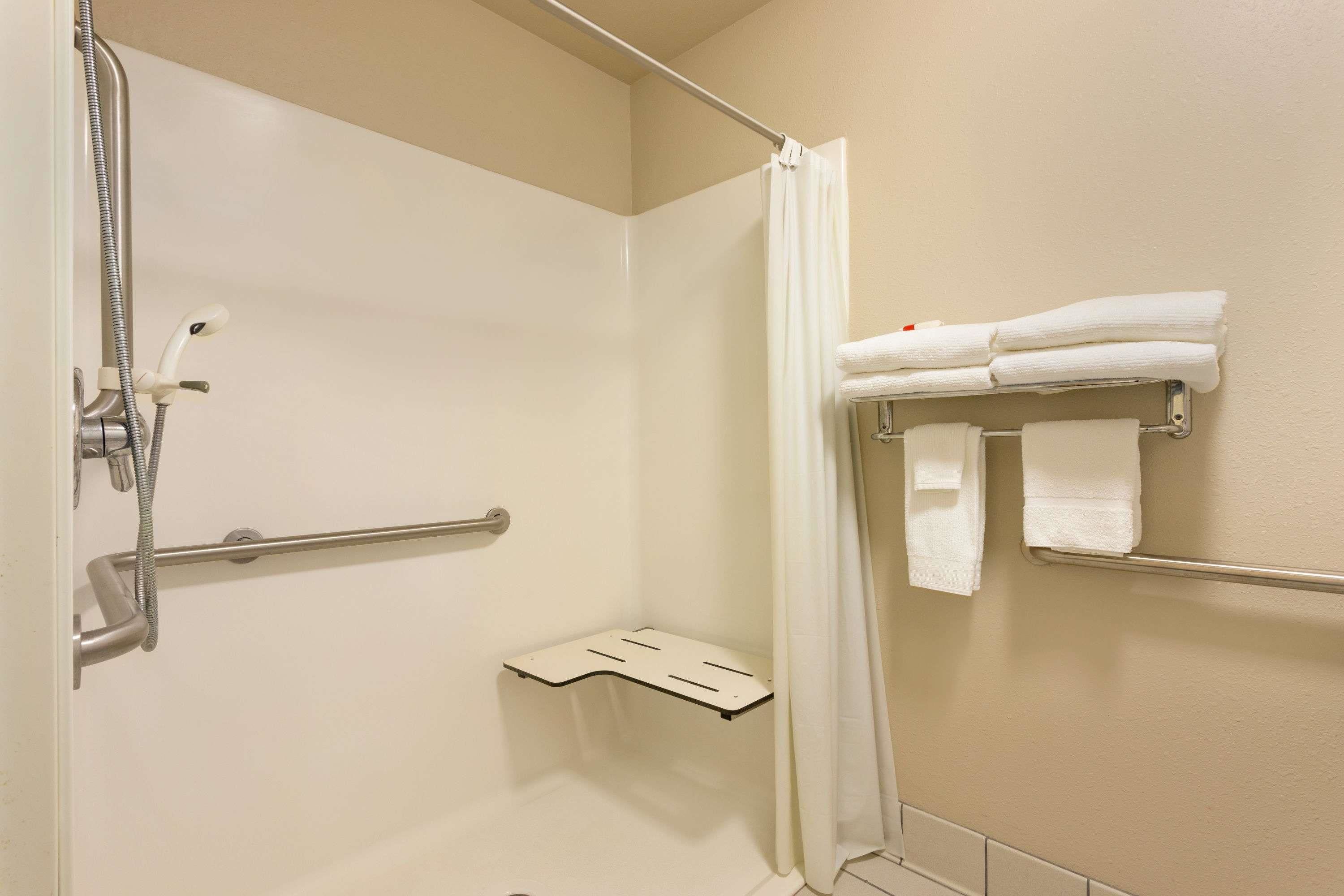 Combined shower/bathtub, hair dryer, towels