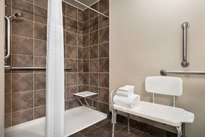 Bañera con ducha, artículos de tocador gratuitos, secador de pelo