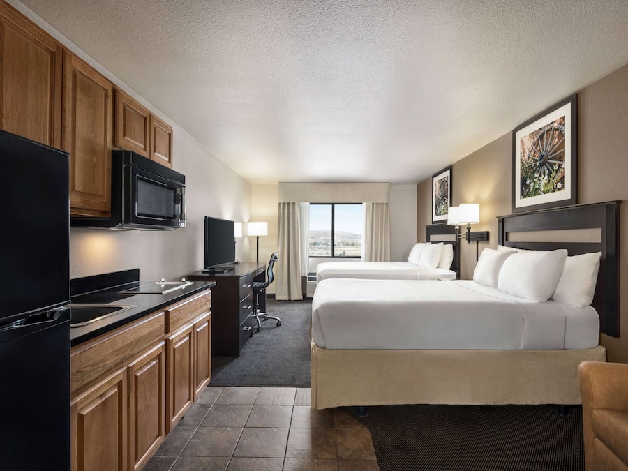 Escritorio, tabla de planchar con plancha, wifi gratis y ropa de cama