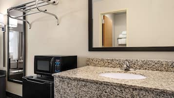 Combined shower/tub, free toiletries, hair dryer, towels