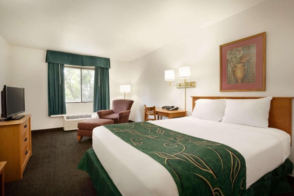 Desk, iron/ironing board, free WiFi, bed sheets